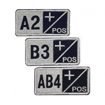 Ecusoane grupa sanguina brodate pe ultramarin cu fir metalic