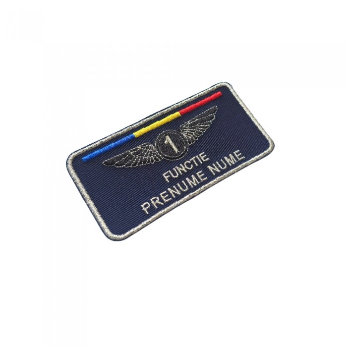 Ecuson Personalizat Aviator – Fundal Bleumarin, Broderie Argintie ecuson nominal brodat aviație bleumarin personalizat cu tricolor și aripi pilot