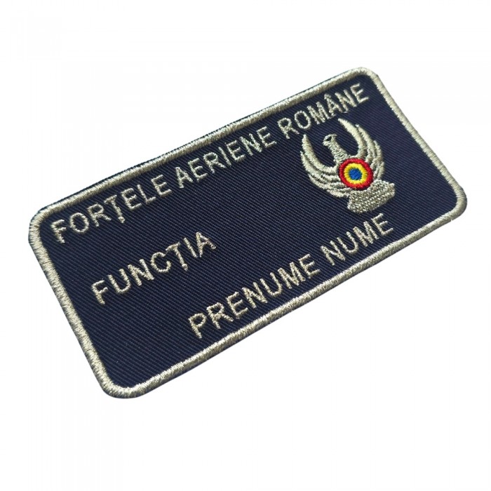 Ecuson Personalizat Aviator – Fundal Bleumarin, Broderie Argintie ecuson nominal brodat aviație bleumarin personalizat cu tricolor și aripi pilot